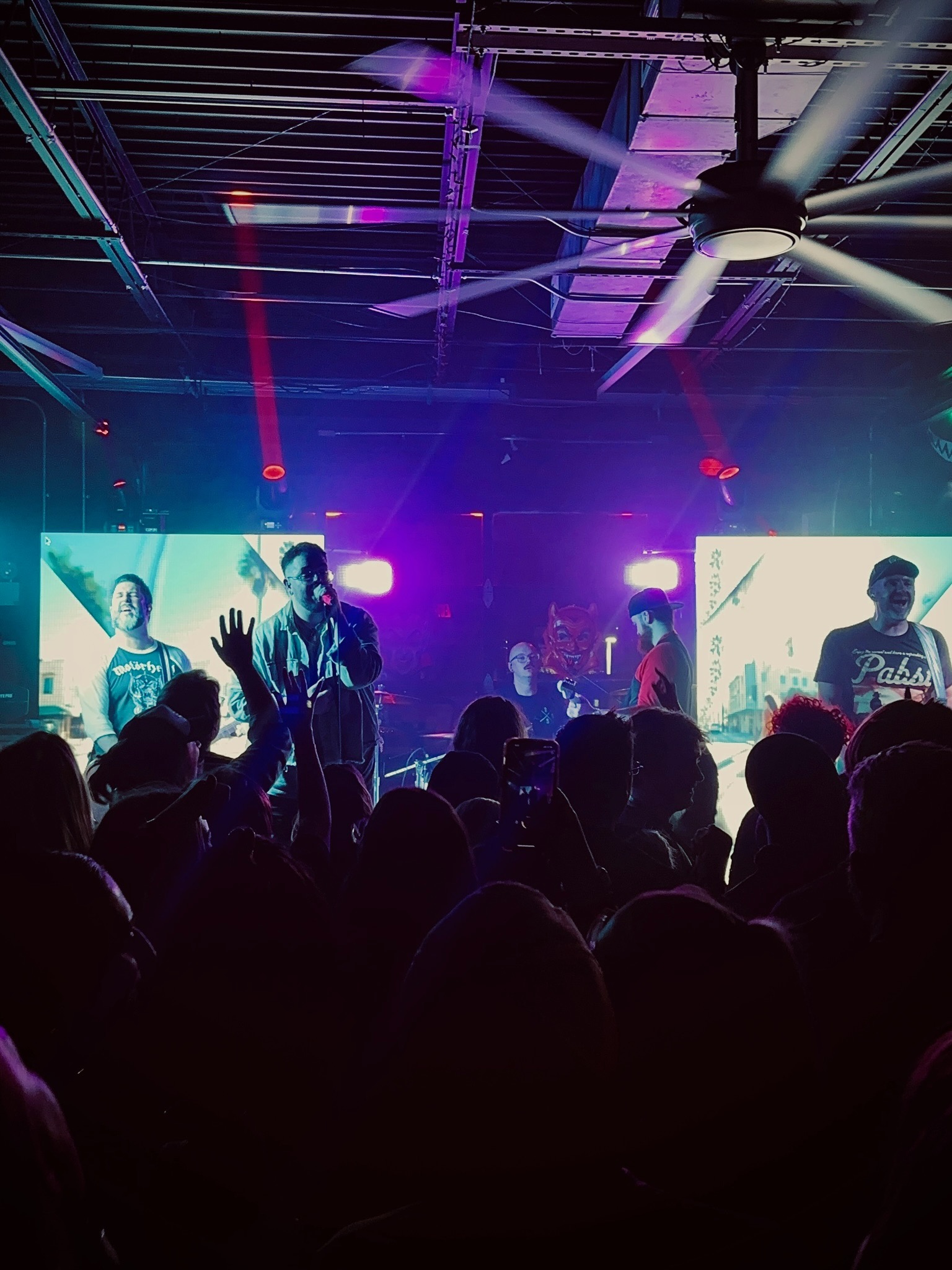 Turtle Smash – stage and crowd